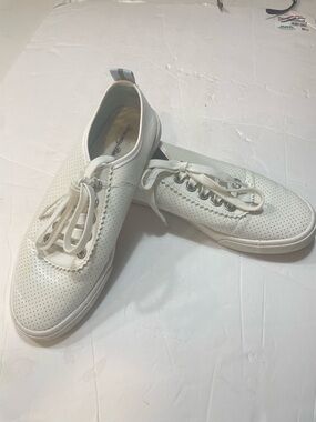 Tommy Bahama Women’s White Perforated Lace-Up Sneakers size 7
